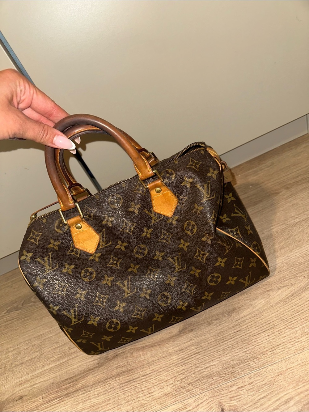 Louis Vuitton Brown Monogram Canvas Handbag with Tan Trim - Picture 3 of 9
